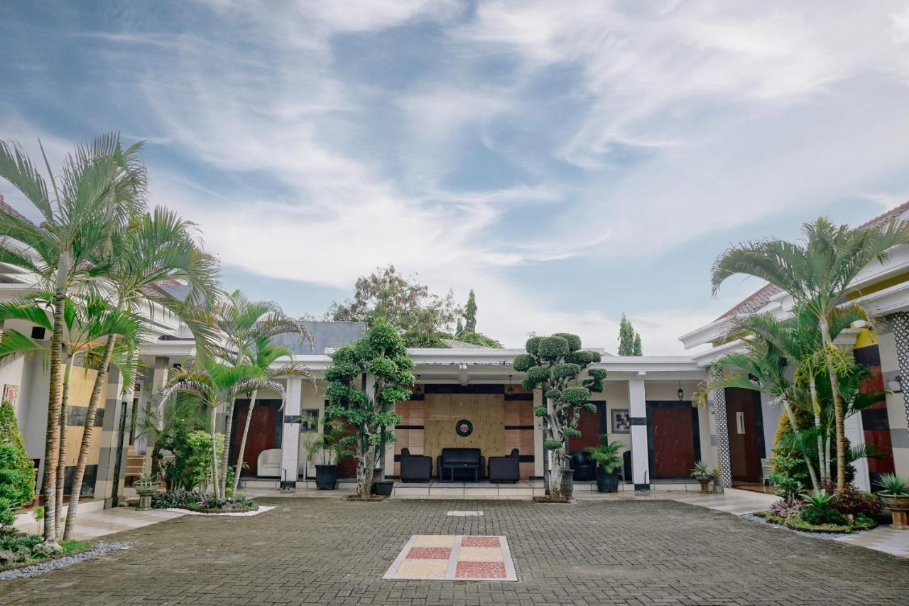 Musdalifah Hotel Sumenep Extérieur photo